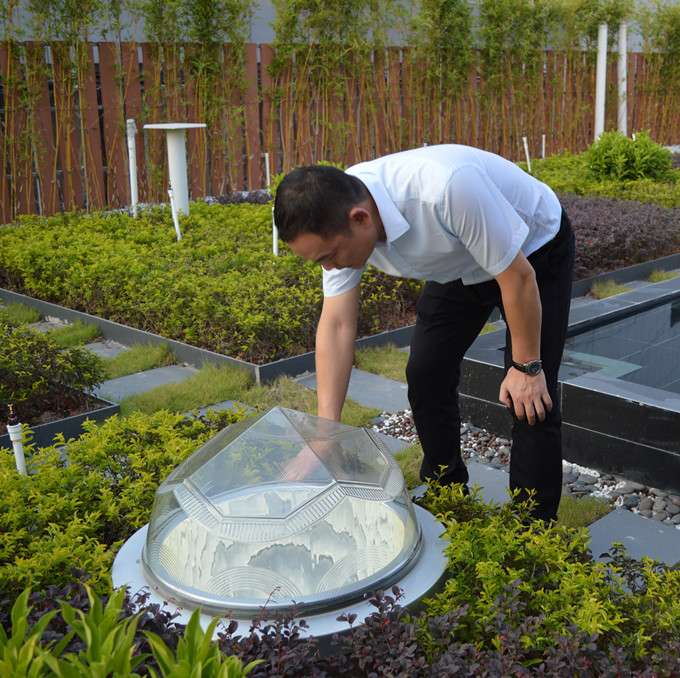 好奇的客戶在體驗(yàn)這&ldquo;顆&rdquo;鉆石型的導(dǎo)光管采光系統(tǒng)